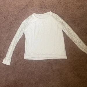 Långärmad spetsig blus  - Långärmad spetsig blus från H&M använd några få gånger 