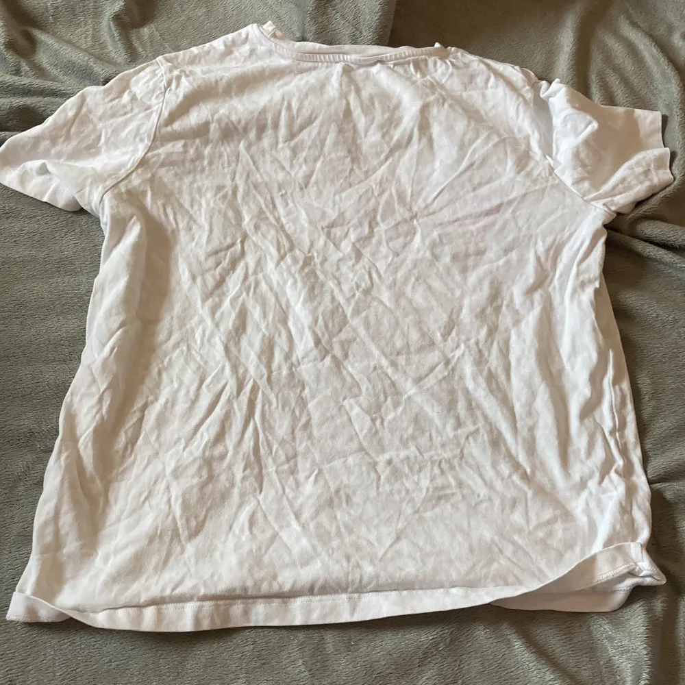 En vit T-shirt från zara med 3 färgglada ansikten på! 🤍🩵🩷. T-shirts.