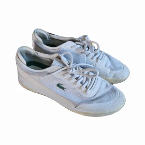 Lacoste Sneaker - Väl använda lacoste sneakers som säljs väldigt billigt! Skick 5.5/10, storlek 43. Dm för fler bilder. Nypris 1099kr