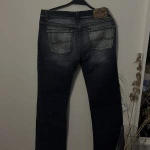 Lågmidjade vintage jeans som är i storlek S/M funkar för både tjej och killar.
