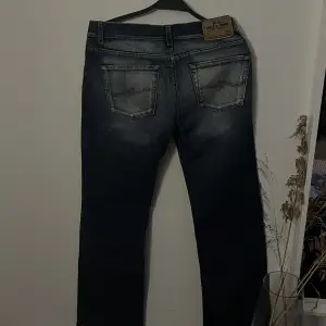 Lågmidjade vintage jeans som är i storlek S/M funkar för både tjej och killar.