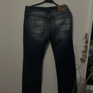 Vintage jeans - Lågmidjade vintage jeans som är i storlek S/M funkar för både tjej och killar.