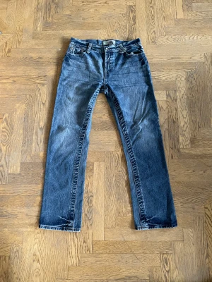 Bootcut/Raka Jeans - Jeans från märket Blagger i storlek 32 X 32 med en riktigt snygg rak/bootcut passform. Fin tvätt och snygga detaljer. Skriv om ni har några frågor!