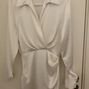 Klänning - Väldigt fin sommarklänning från Zara. Endast använd en gång från min avslutning förra året.