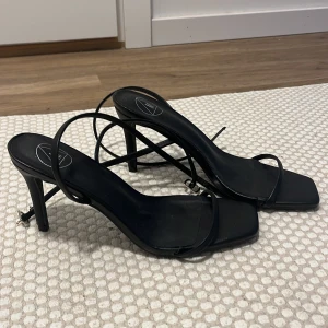 Klacksr från Missguided🧡 - Superfina klackar ifrån misguided! Aldrig använda endast provade (lätta och sköna att gå i), nypris ca 450 kr💘