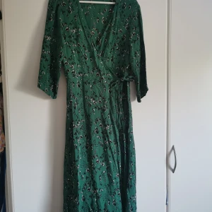 Grön omlottklänning Indiska  - Fin omlottklänning från Indiska, storlek M. 