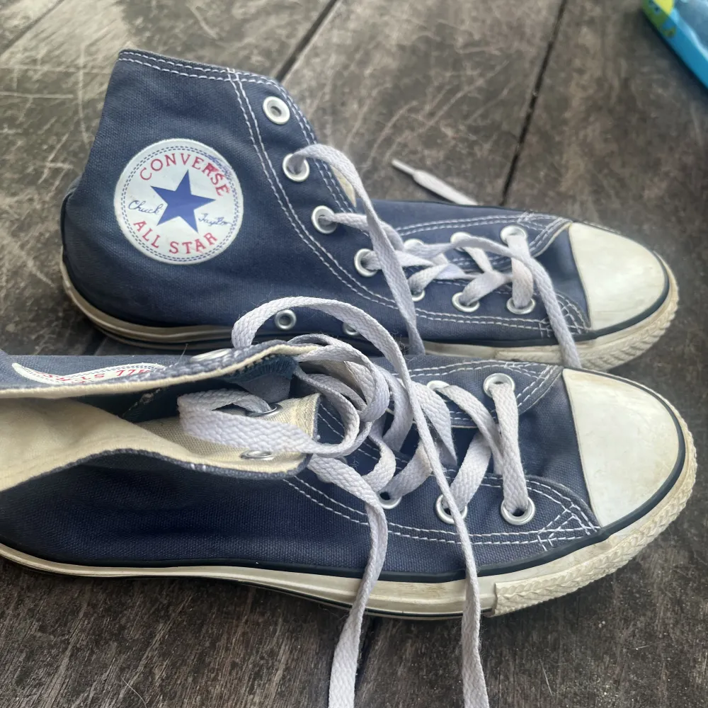 Blåa converse! Använts flera gånger men i bra skick. Frakt tillkommer. (Åker iväg i några dagar så skorna kommer ej kunna skickas förens på tisdag 4/7). Skor.