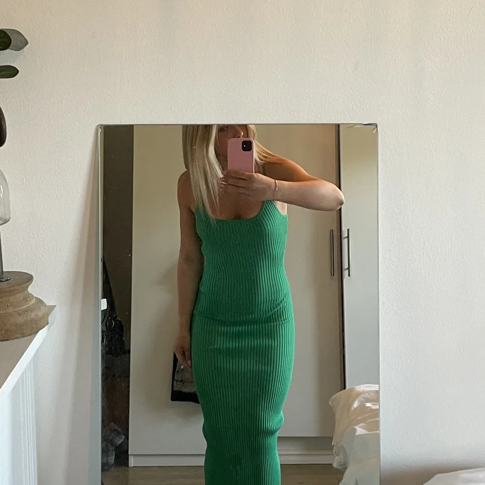 Lång tajt grön klänning som passar perfekt nu till sommaren!. Klänningar.