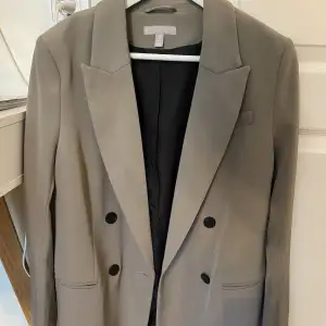bought this blazer for a wedding 2 years ago for approximately 500 kron and wore just 2-3 times. the reason for selling this blazer is that the e blazer became too small for me
