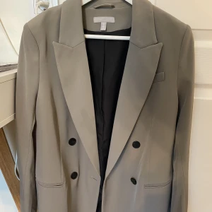 blazer - bought this blazer for a wedding 2 years ago for approximately 500 kron and wore just 2-3 times. the reason for selling this blazer is that the e blazer became too small for me