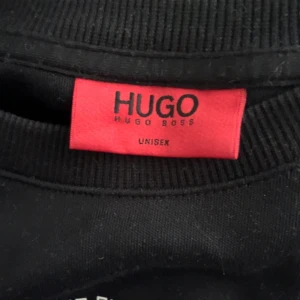 Hugo boss tjock tröja - säljer nu denna fina Hugo boss tröja för den har blivit för liten och inte är min stil längre. storleken är lite oklar men det är en lite mindre M så skulle säga S. den är knappt använd och i ett jätte fint skick. den passar för tjejer och killar!