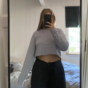 Tröja Vans - Croppad långärmad tröja från Vans, sparsamt använd