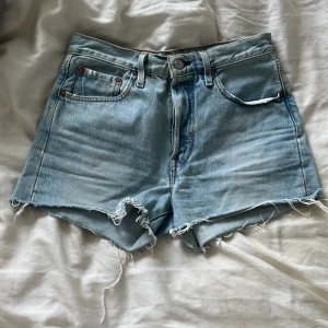 Levis shorts  - Levis shorts i W26, xs/s. Super härlig blå färg. 