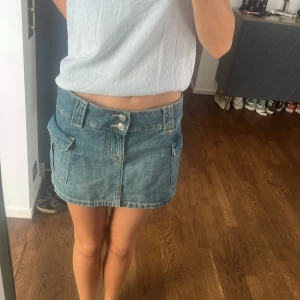 Cargojeanskjol - Cargo jeanskjol. Som är använd ett par fåtal gånger eftersom dne ör för stor för mig. 