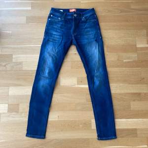 Ett par mörkblåa, fräscha skinny jeans från jack&jones i storlek 29/32.