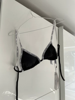 CALVIN KLEIN BIKINI  - Helt ny osndd kvitto finns köpte topp för 699kr och byxor 599 säljer båda för 1000kr 