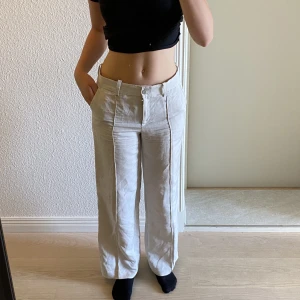 Linnebyxor - Skitsnygga raka linnebyxor med pressveck och linning. Från hm, knappt använda. Strlk 36 passar ngn runt 160💕