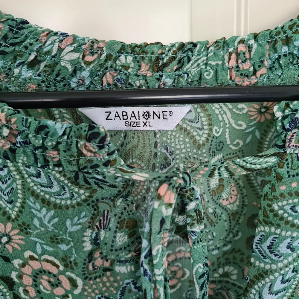 Sommarklänning från Zabaione strl XL fin grön färg med underkjol knälång. . Klänningar.