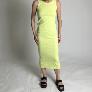 Limegrön klänning från COS - Så skön och fin klänning från COS i otroliga färgen limegrön, så snyggt när man är lite solbränd. Knappt använd 
