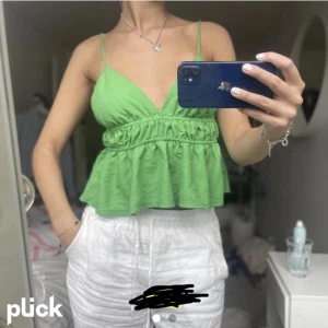 Grönt linne - supergulligt grönt linne från zara!! fint skick💕 hör av er vid frågor!