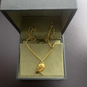 INTRESSEKOLL - Vill sälja mitt halsband eftersom det inte kommer till användning! Den har nyss varit på plätering så är så gott som ny! Vill sälja eller byta mot ett i silver. 