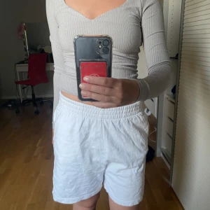 Mjukis shorts - Jag säljer nu dessa shorts för att jag har växt ur de! Har använt de ett par gånger.😊frakt står du för
