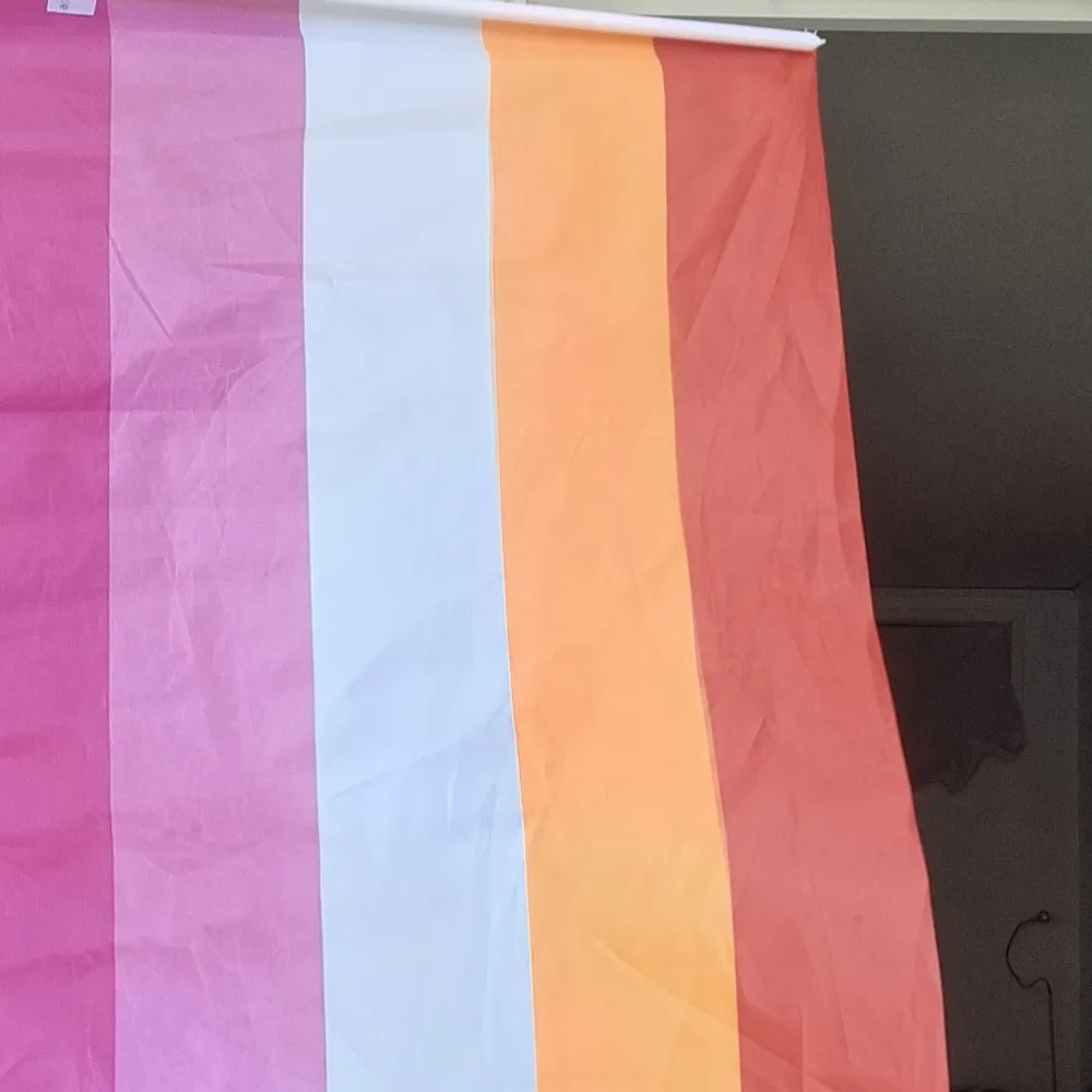 Min gamla lesbiaksa flagga. Är inte lesbisk men trodde det förut, drt är inte en stor den är typ mellan . Övrigt.