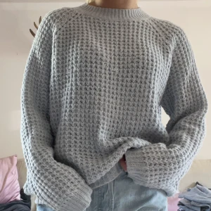 Stickad tröja  - Stickad tröja från lager157. Superskön och i en fin ljusblå färg Storlek S