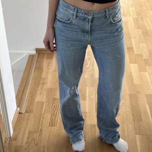 Säljer nu mina superfina vintage loose jeans från zara. Kommer tyvärr sällan till användning, använda fåtal gånger så är i bra skick. Nypris 499kr