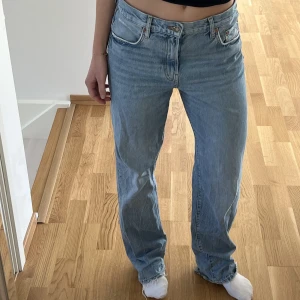 Midwaist jeans zara - Säljer nu mina superfina vintage loose jeans från zara. Kommer tyvärr sällan till användning, använda fåtal gånger så är i bra skick. Nypris 499kr