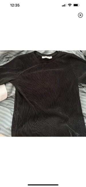 Plisserad t-shirt - Plisserad t-shirt från na-kd i strl XS men passar även S! Nyskick💕 använd gärna köp nu🤝🫶så snyggt till en lång stickad kjol i sommar!💙 blus känsla!