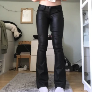 Lågmidjade utsvängda skinbyxor - Inte riktigt skin/läder! Älskade verkligen dessa men de har blivit lite korta och tajta. Jag har sytt om dem till lågmidjade och jag tycker själv jag gjorde ett bra jobb. Skriv vid bilder på det sydda! 🫶🏻Innerben: 82cm Midja: 36 (har stretch)🌸Köp nu/skriv 