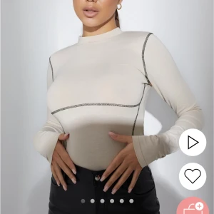 Beige body från Nelly  - Beige body från Nelly med dekorativa sömmar, aldrig använt 