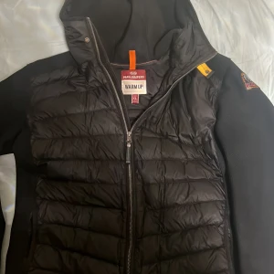 Pjs höst jacka  - Köpt på johnells kvitto finns  Snitt i bak sidan 