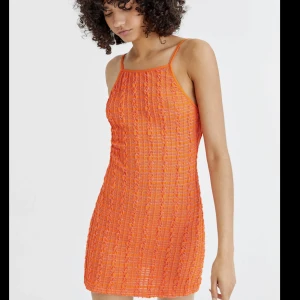 Klänning med öppen rygg - Jättefin somrig klänning med bar rygg från pull&bear, aldrig använt. (Pris går att diskutera)