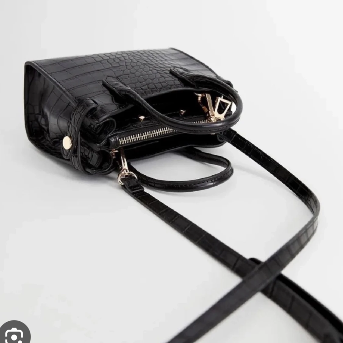 Svart mini väska från mango  - 91