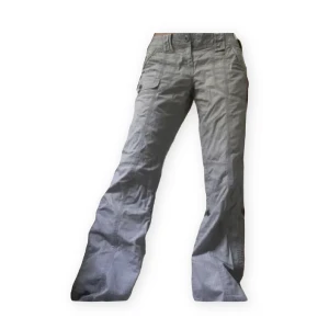 Cargos - Lågmidjade så snygga Cargo byxor! Slitet där knappen sitter då förra ägaren har sytt igen och ersatt den gamla knappenmed en annan! Första bilden är lånad men endast för att visa passformen då den är exakt samma💖 Midjemått: 82-83cm Innerbenslängd: ca 74cm