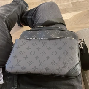 Lv trio bag - Äkta Lv trio bag har inte användning till den längre. Haft den nu i ett år så inte värsta gammal.