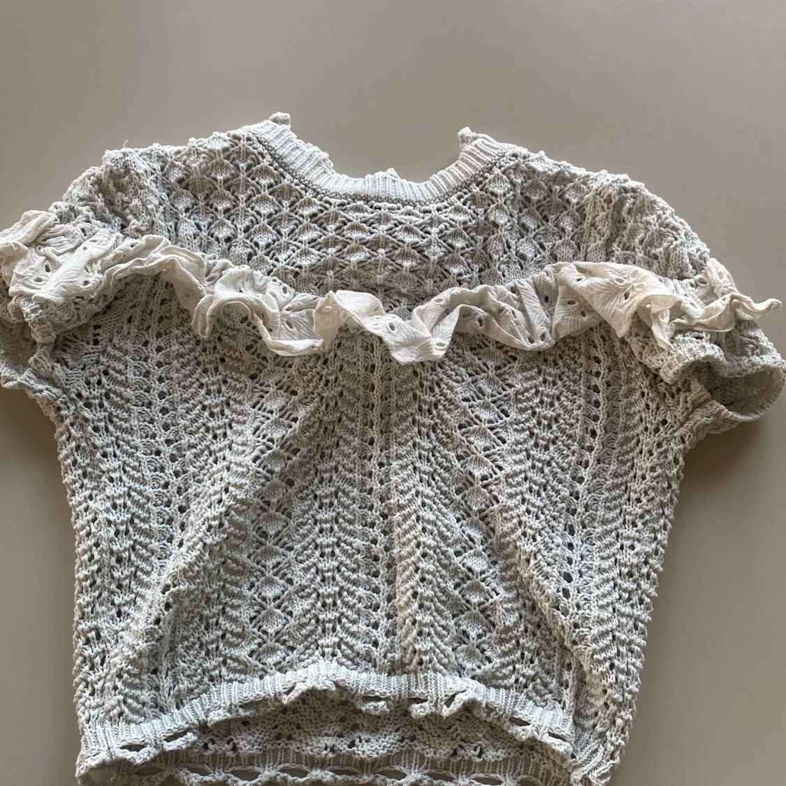 Zara tröja med volang 