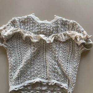 Zara tröja med volang  - En jättefin zara tröja som inte kommer till andvändning. Bara andvänt ett fåtal gånger. Tvättar och stryker såklart innan jag skickar