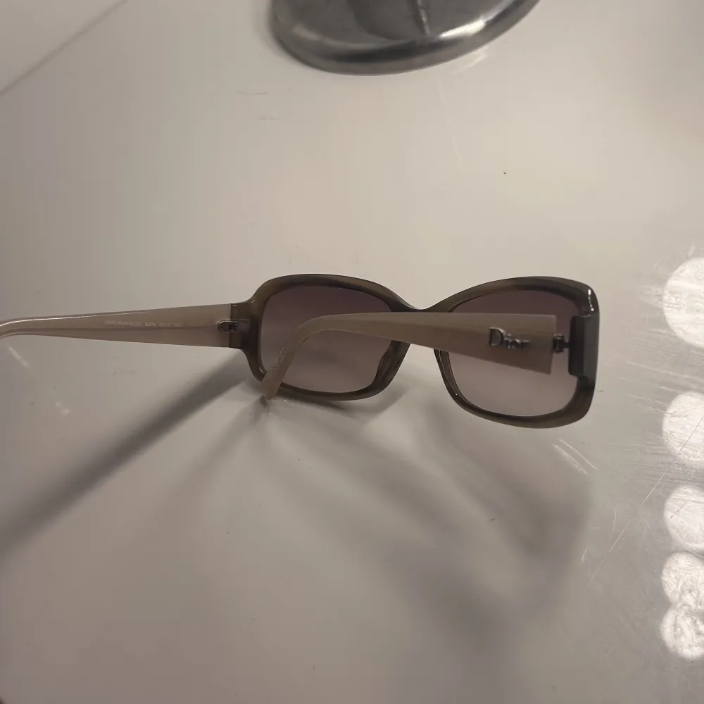Säljer dessa fina gamla solglasögonen med mycket lägre pris en original pris o är i jätte bra skick. ”Förpackningen” saknas men kommer såklart paketeras säkert o bra!. Accessoarer.