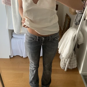 Gråa lågmidjade jeans  - Säljer dessa så snygga gråa lågmidjade jeans eftersom de tyvärr inte kommer till användning💕💕