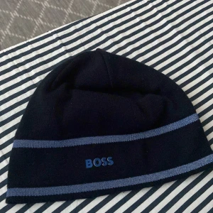 Hugo boss mössa (mörkblå) One size - Passar perfekt med vilket väder som helst.