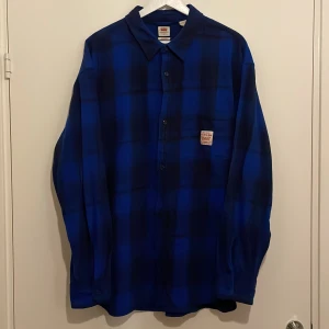 Levis oversized flanellskjorta  - Flanellskjorta i tjock bomull. Oversized, oanvänd.