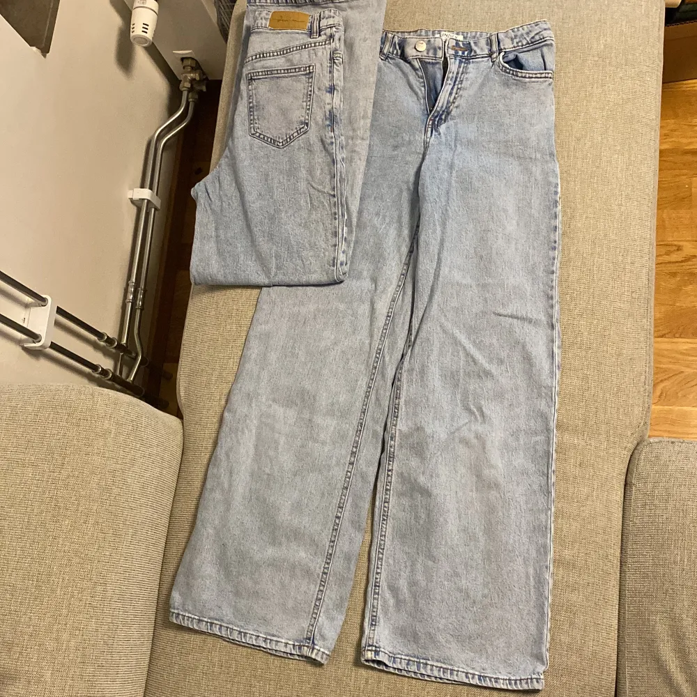 Mörkblå skinny Tommy Hilfiger jeans i storleken 29/30 säljs för 200kr, nyskick. Grå raka jeans från Lindex i storleken 140 säljs för 50kr, använts mycket fortfarande som nya. Två par ljusblå vida jeans från Lindex i storlekarna 152 och 146, 80kr styck.. Farkut & Housut.