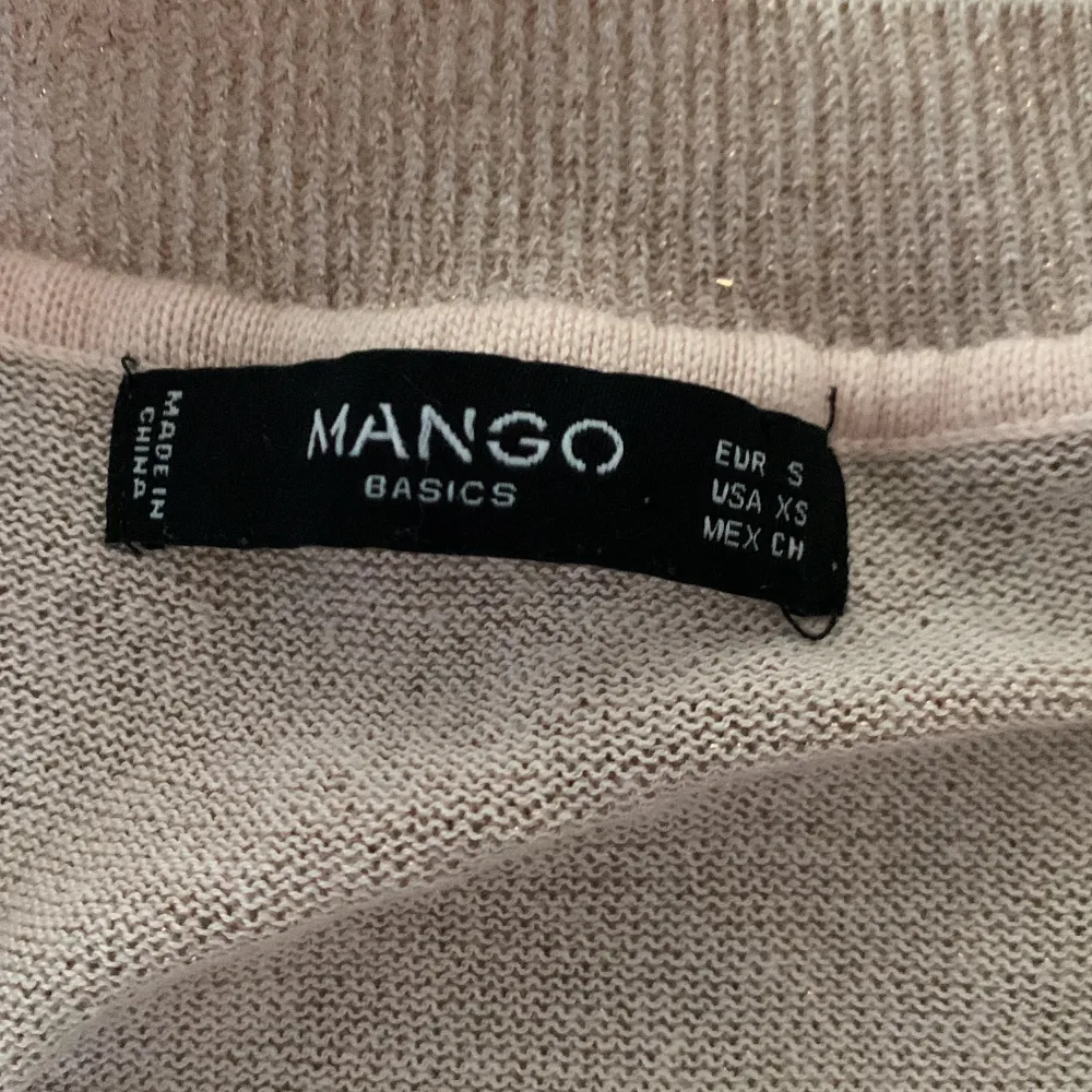Fin glittrig, långärmad tröja från mango basics i storlek s. Har dessvärre en liten fläck på framsidan, men kan se ifall det går bort i tvätten. Förutom detta är den i gott skick! Hör av dig om du är intresserad eller har frågor ;). Toppar.