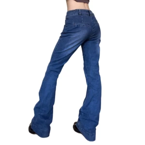 Lågmidjade jeans med coola fickor🤩 - Supersnygga lowrise Liquid jeans🤩 Innerbenslängd: 88cm🩶Midjemått: 35cm (stretchiga dock)  Midjehöjd: 23,5cm (från gren t knapp)! Skriv för fler bilder!