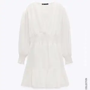 Säljer denna fina linne klänning från zara då det tyvärr är för liten! Endast använd ca 2 gånger och köpt för 400 kr🤍inte fri frakt!! Buda!❣️