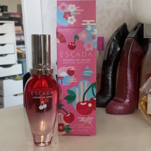 Escada cherry🏖️🍒 - Säljer Escada ’Cherry in Japan’ pga inte min typ av parfym!💘 Doftar som en väldigt söt körsbär🍒 30 ml och syns på bilden hur mycket jag har använt! Använd gärna köp nu💘
