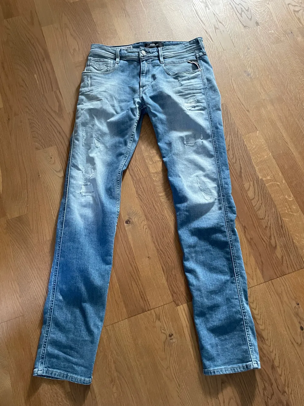 Ett par oanvända replay jeans i modellen anbass som sitter perfekt! Storleken är 31 vilket motsvarar M/L ungefär.  Nypris är 1100kr. Jeans & Byxor.
